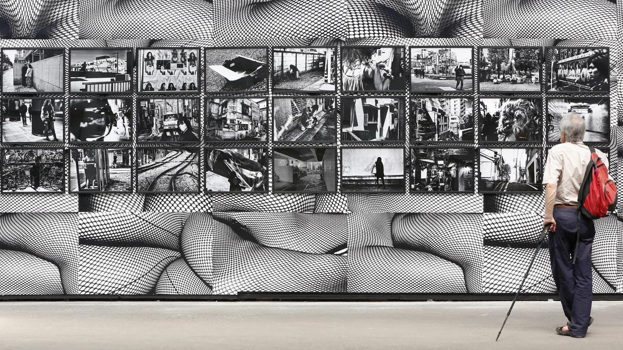 "Labyrinth + Monochrome": Fotografien von Daido Moriyama bei den 44. Rencontres d'Arles.