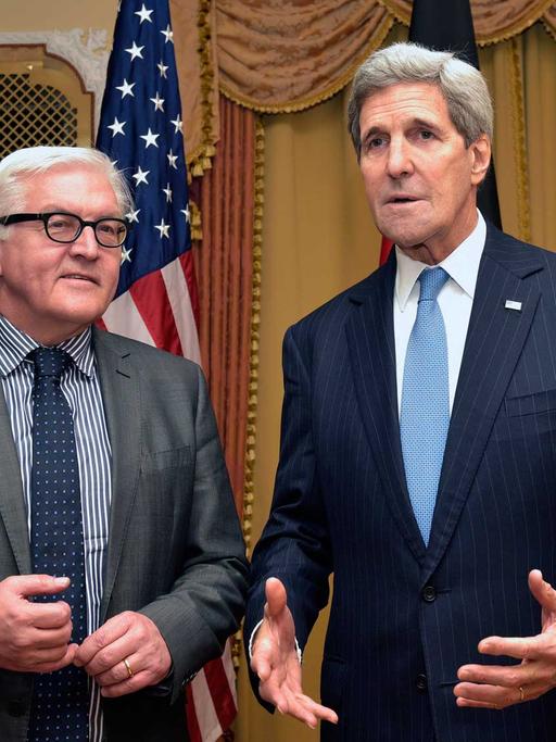 Bundesaußenminister Frank-Walter Steinmeier (l.) und US-Außenminister John Kerry sprechen bei den Atomverhandlungen mit dem Iran in Wien zur Presse.