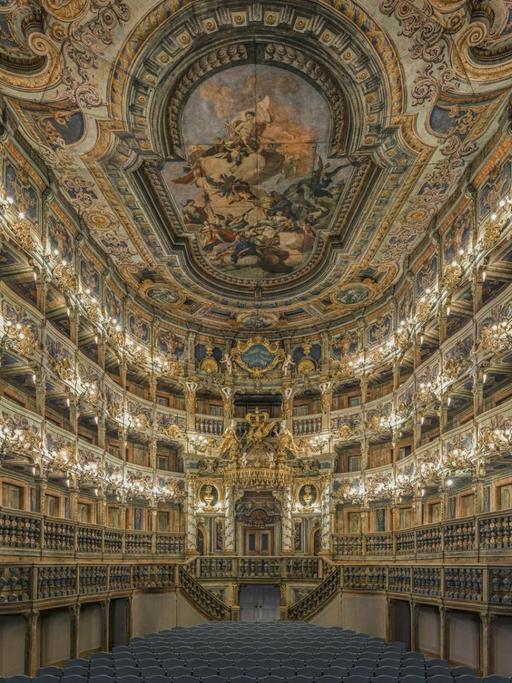 Blick in den ausgemalten, barocken Zuschauersaal mit Logenplätzen des Opernhauses.