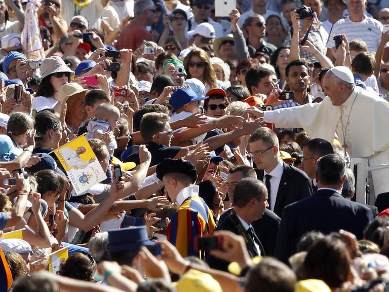 Papst Franziskus fährt während einer Generalaudienz durch die Menschenmenge.