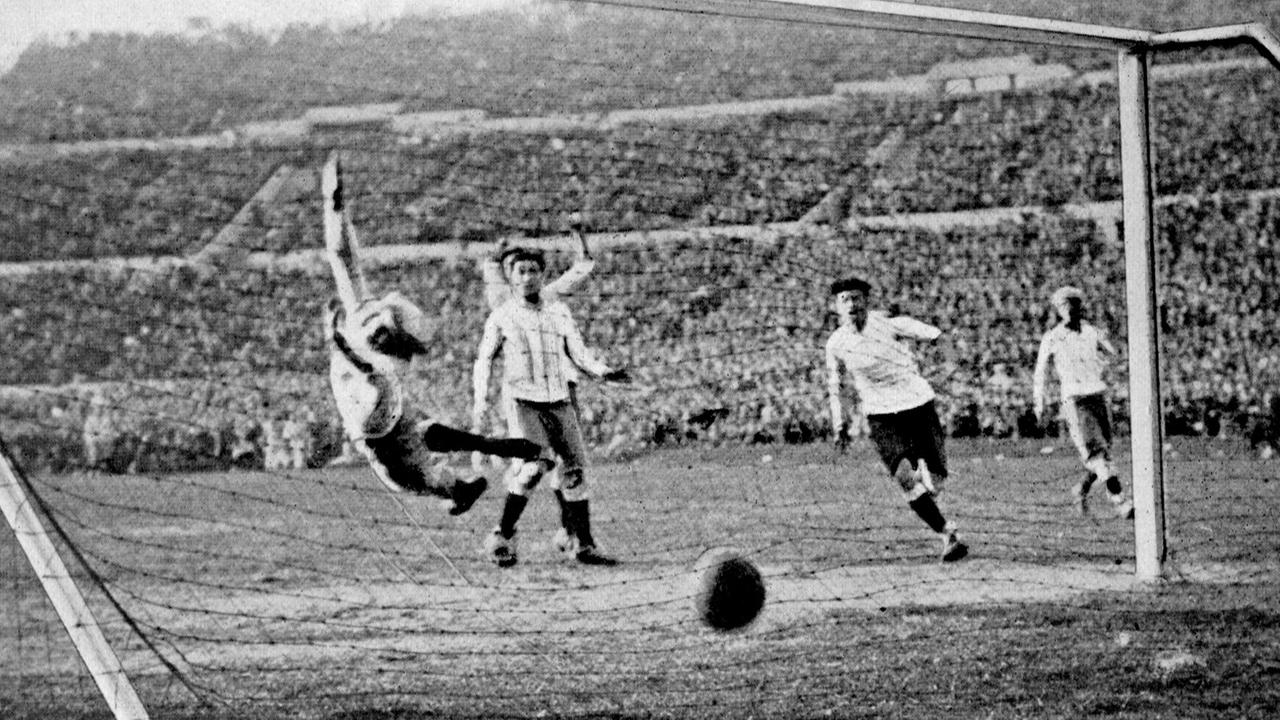 Der uruguayische Fußball-Nationalspieler Hector Castro (2. v. r.) erzielt das vierte Tor für seine Mannschaft während des Endspiels Uruguay-Argentinien (4:2) bei der Fußball-Weltmeisterschaft am 30.07.1930 in Montevideo. Argentiniens Torhüter Juan Botasso (l) springt vergeblich durch die Luft. 