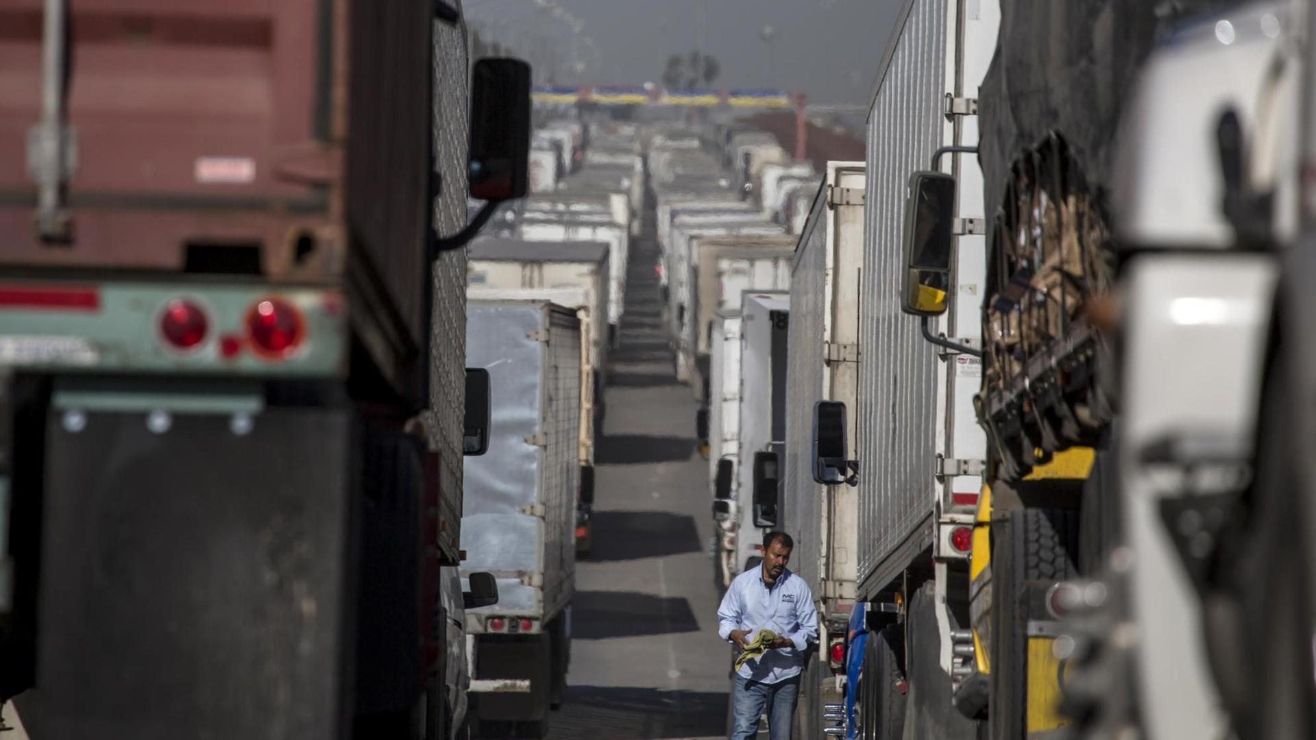Lastwagenfahrer stehen am 11.04.2019 im Stau am Grenzübergang Otay zwischen Mexiko und den USA.