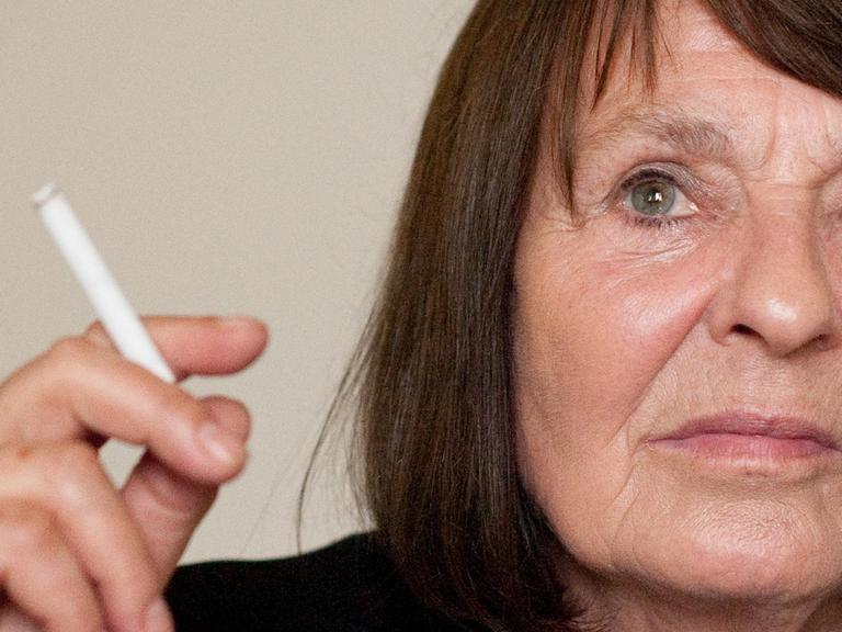 Die Schriftstellerin Monika Maron mit einer Zigarette