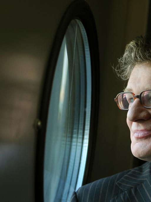 Der Schriftsteller Roger Willemsen schaut im Jahr 2012 aus einem Fenster