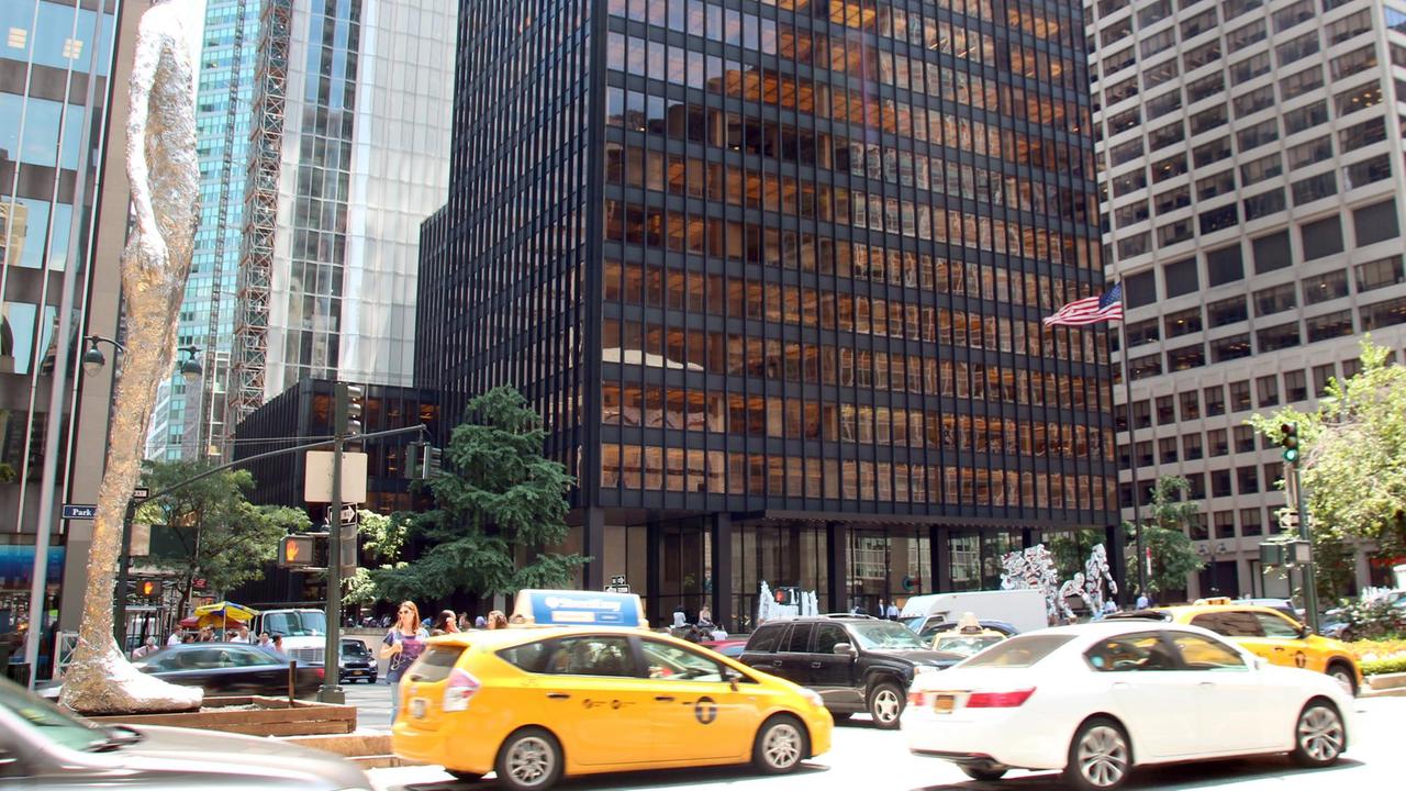 Taxis umkreisen das Seagram-Building in New York. In dem Gebäude residierte das legendäre Restaurant "Four Seasons".