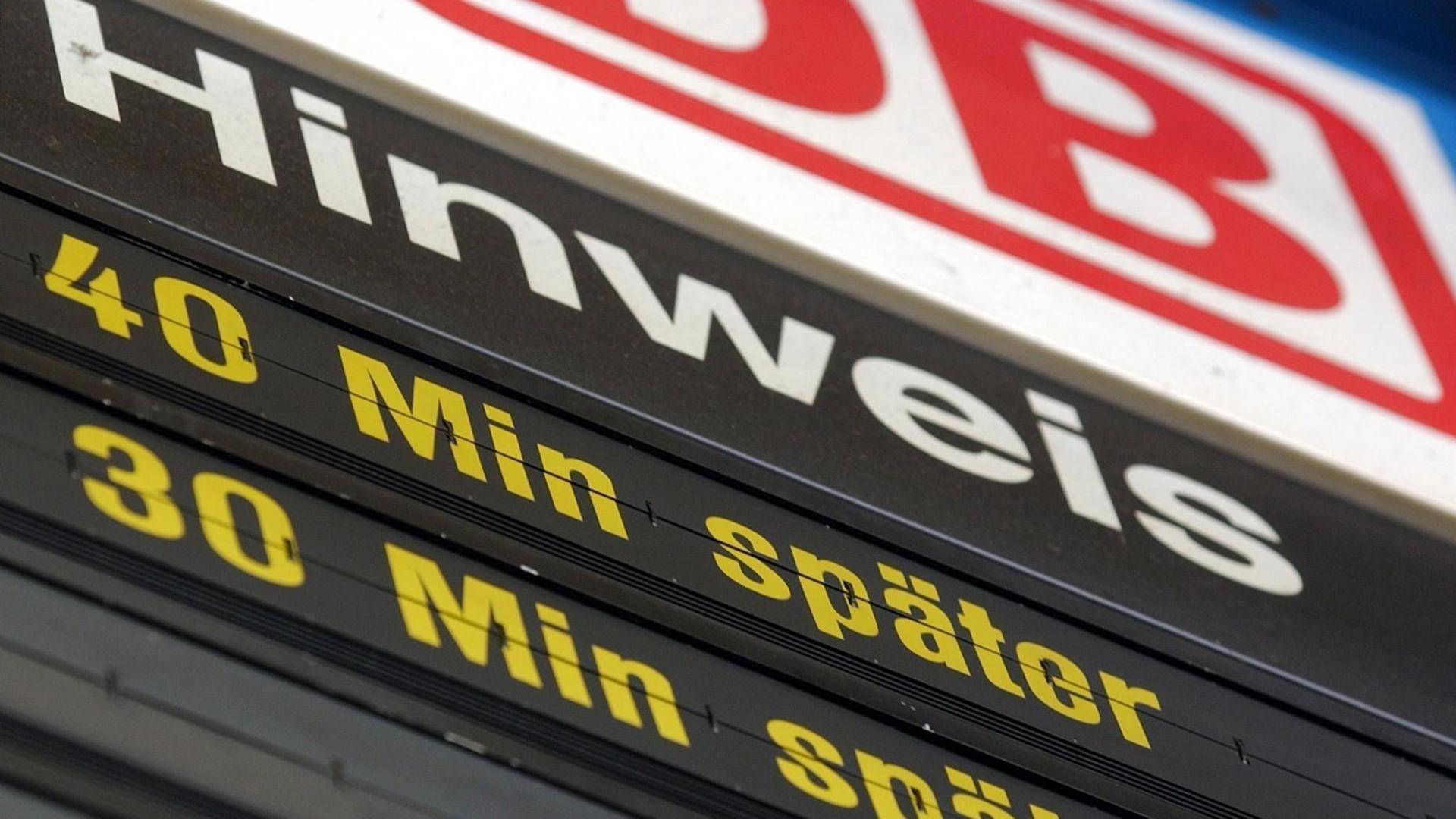 Die Zug-Anzeige der Abfahrten im Münchner Hauptbahnhof informiert über die Verspätungen im Fernverkehr