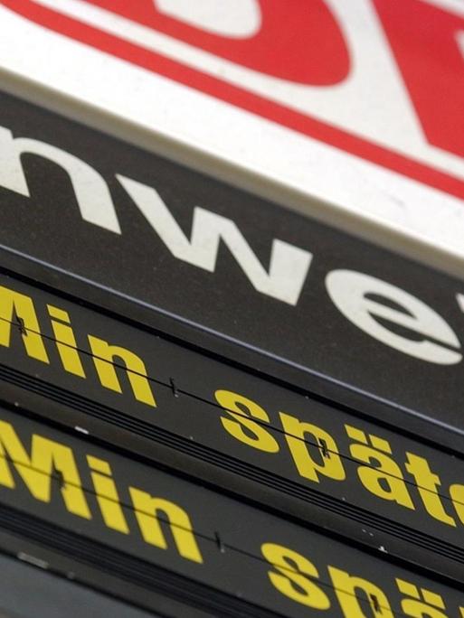 Die Zug-Anzeige der Abfahrten im Münchner Hauptbahnhof informiert über die Verspätungen im Fernverkehr