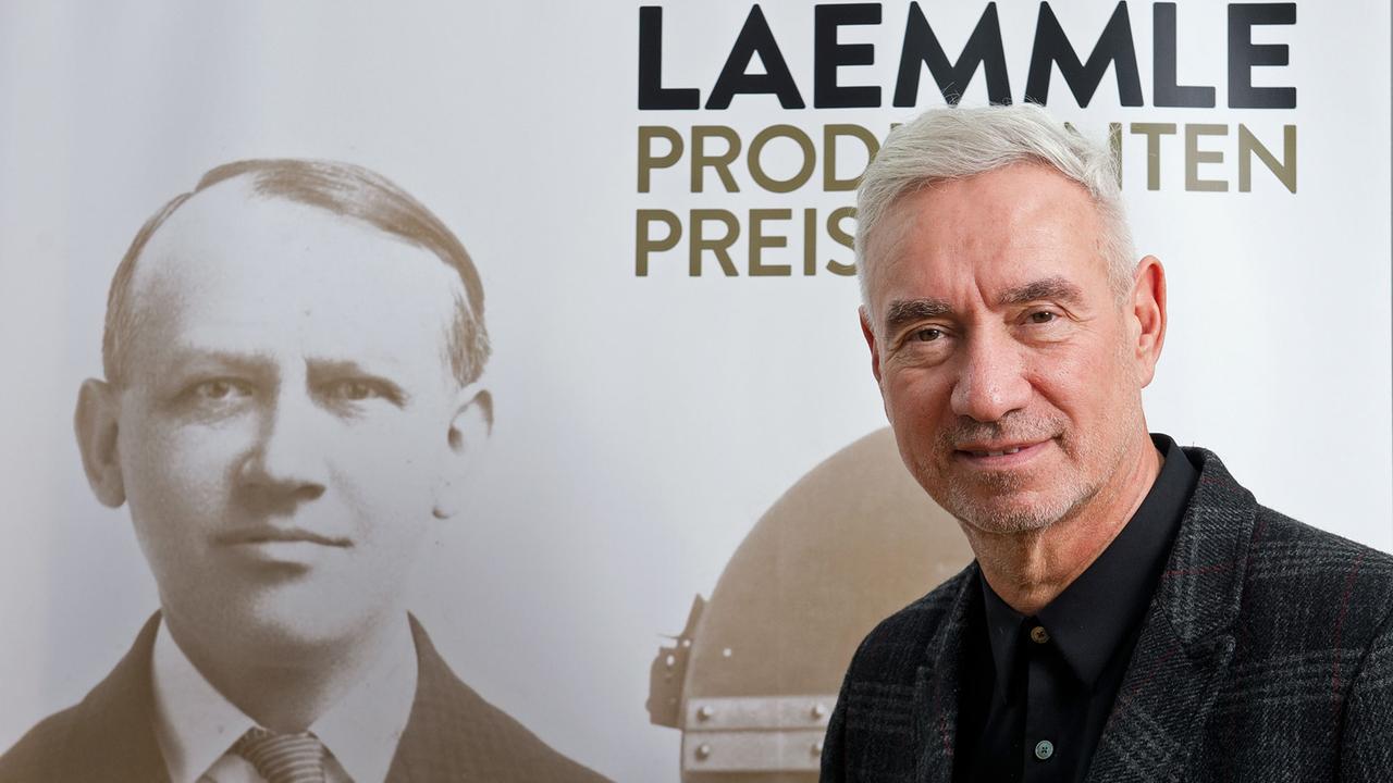 Der Regisseur Roland Emmerich steht am 15.03.2017 im Literaturhaus in Stuttgart neben einem Plakat für den Laemmle Produzentenpreis. Am 17.03.2017 wird Roland Emmerich in Laupheim, der Geburtsstadt des Filmpioniers Carl Laemmle, mit dem Laemmle-Preis ausgezeichnet.
