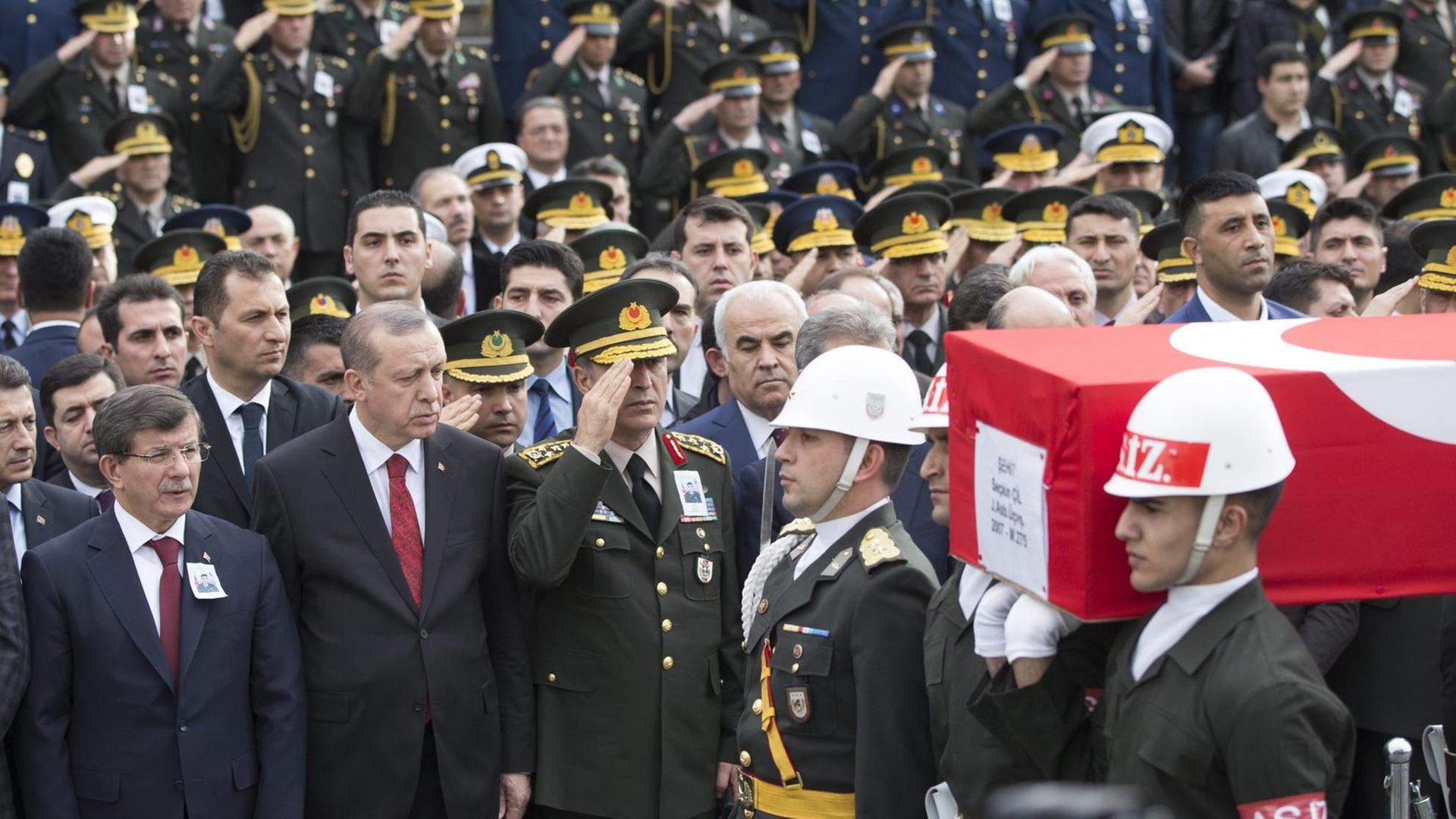 Ministerpräsident Ahmet Davutoglu (l.) und Präsident Recep Tayyip Erdogan bei der Trauerfeier für einen Soldaten, der Opfer eines Terrorangriffs wurde