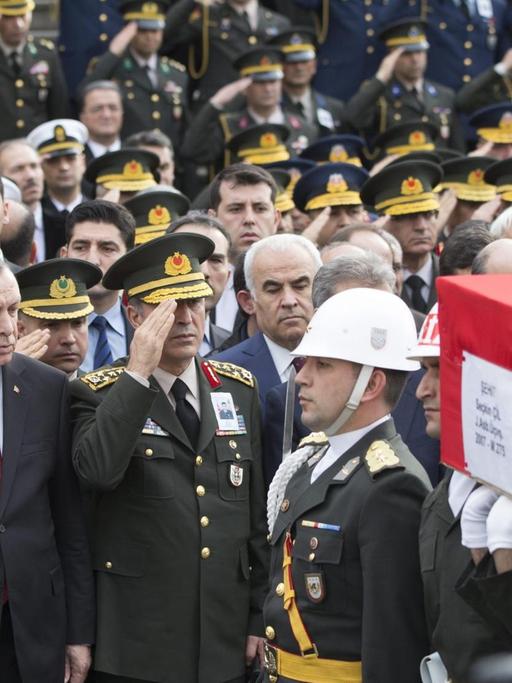 Ministerpräsident Ahmet Davutoglu (l.) und Präsident Recep Tayyip Erdogan bei der Trauerfeier für einen Soldaten, der Opfer eines Terrorangriffs wurde
