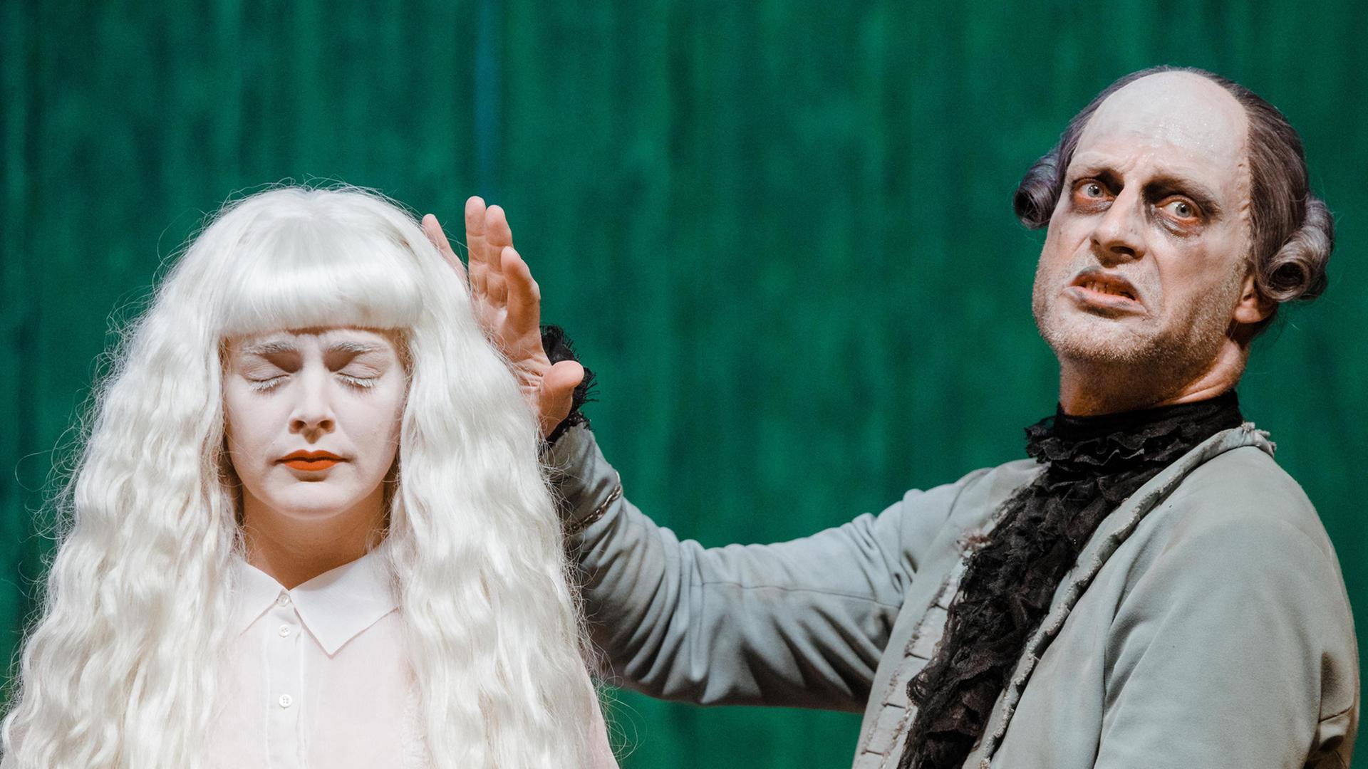 Szene aus dem Stück "Die Schule der Frauen" von Molière am Schauspielhaus Hamburg