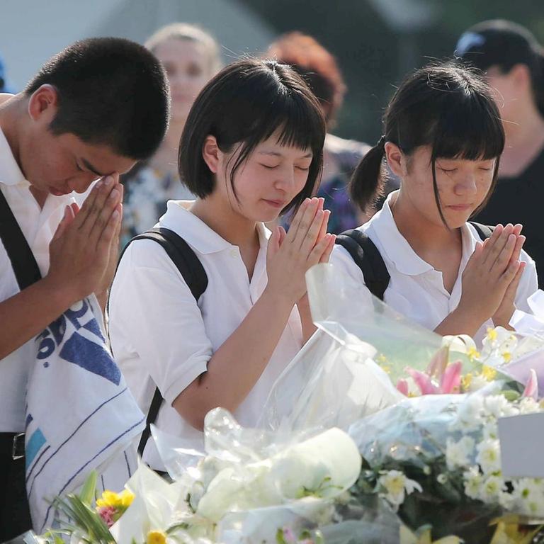Junge Menschen gedenken zum 70. Jahrestag des Abwurfs einer US-Atombombe über Hiroshima der Opfer. 