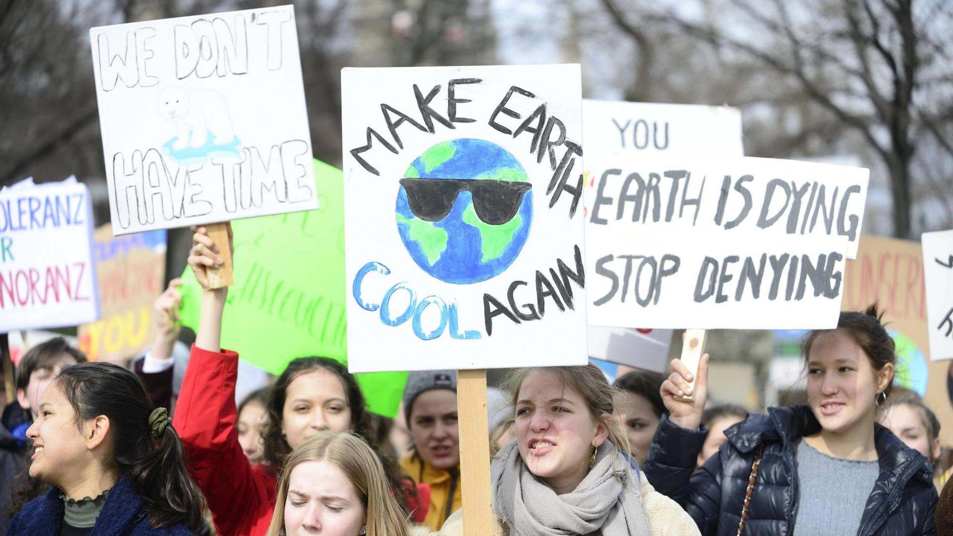 Die Aktivistinnen und Aktivisten von "Fridays for Future" demonstrieren freitags für Klimaschutz anstatt in die Schule zu gehen.