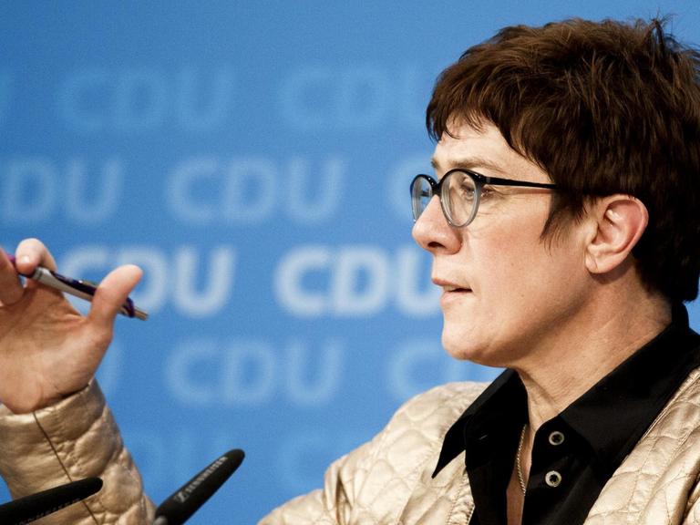 Das Foto zeigt Annegret Kramp-Karrenbauer, CDU-Generalsekretärin, am Abend nach der Landtagswahl in Hessen in der Parteizentrale.