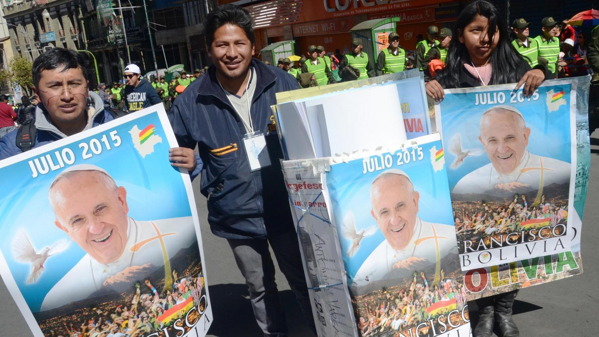 Bolivianer stehen in La Paz, Bolivien, und warten mit Schildern auf die Ankunft von Papst Franziskus.