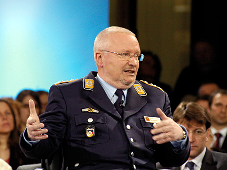 Oberst Bernhard Gertz, Vorsitzender Deutscher BundeswehrVerband e.V. Oberst Bernhard Gertz, Vorsitzender Deutscher BundeswehrVerband e.V.
