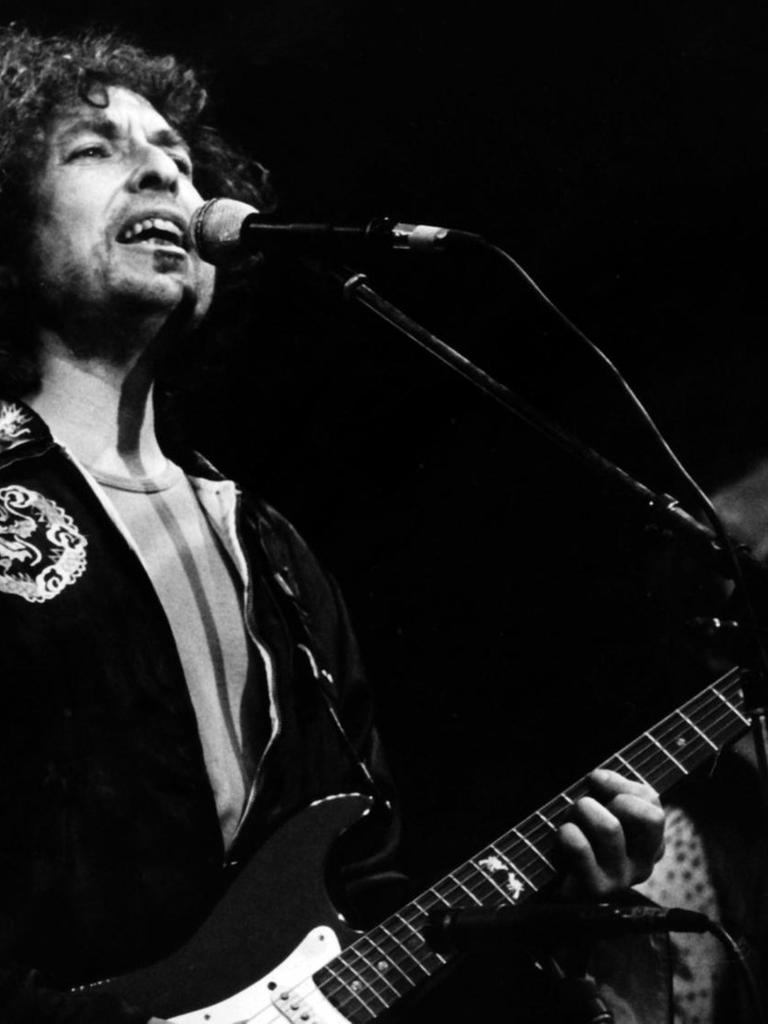 Der amerikanische Folk- und Rocksänger Bob Dylan beim Start seiner Deutschlandtournee 1981 in der ausverkauften Freilichtbühne von Bad Segeberg.