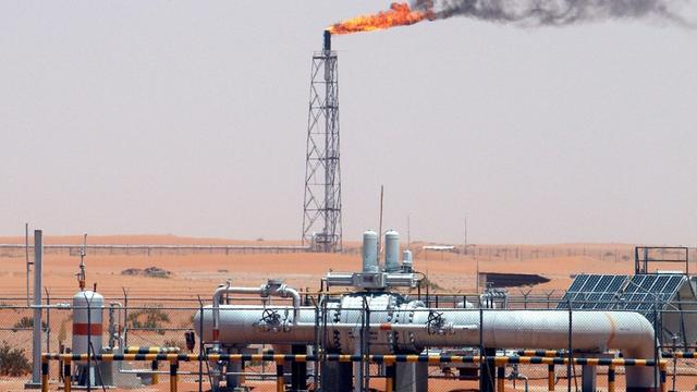 Ein Ölfeld in der Wüste von Saudi-Arabien