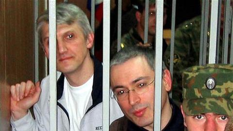 Seit zehn Jahren hinter Gittern: Jukos-Chef Michail Chodorkowski (Mitte)