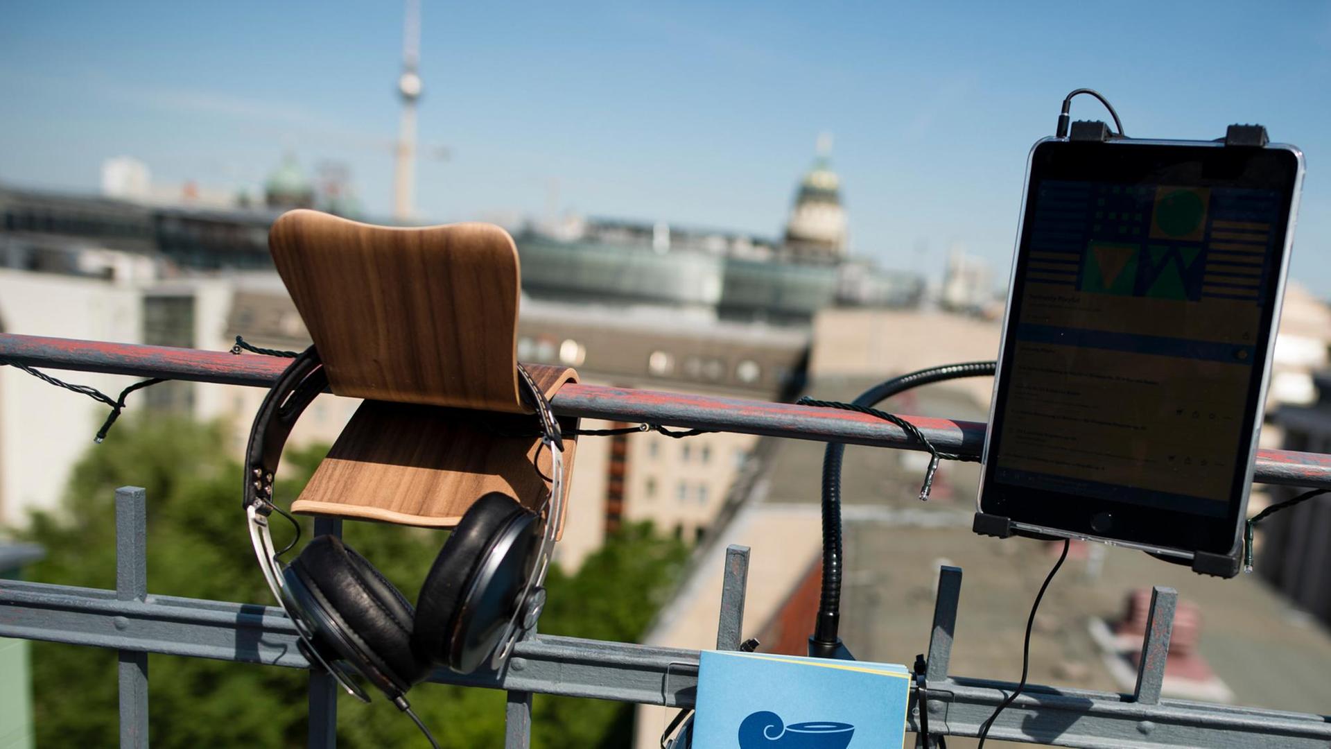 Blick auf den Balkon eines Berliner Startups mit der Kulisse des Alexanderplatzes