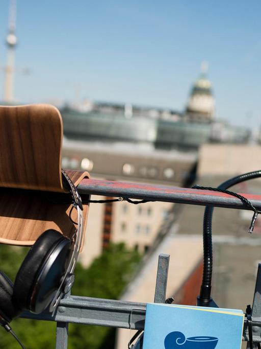 Blick auf den Balkon eines Berliner Startups mit der Kulisse des Alexanderplatzes