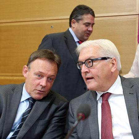 Oktober 2013, SPD-Präsidiumssitzung: Der parlamentarische Geschäftsführer, Thomas Oppermann (links), Fraktionschef Frank-Walter Steinmeier (rechts), Parteichef Sigmar Gabriel (Mitte)