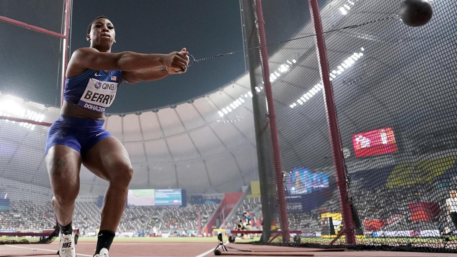 Die US-amerikanische Hammerwerferin Gwen Berry bei den Leichtathletik-Weltmeisterschaften in Doha, Katar. Die US-amerikanische Hammerwerferin Gwen Berry bei den Leichtathletik-Weltmeisterschaften in Doha, Katar.
