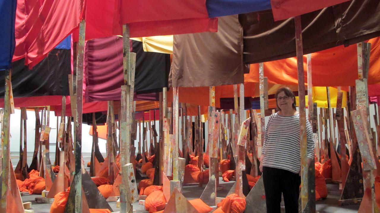 Die britische Künstlerin  steht bei der Art Basel, im Bereich "Unlimted" für große Installationen, vor ihrem Werk "100 Fahnen".