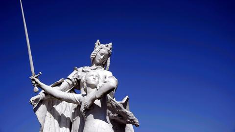 Eine Statue von Jeanne d'Arc, der Nationalheldin Frankreichs.
