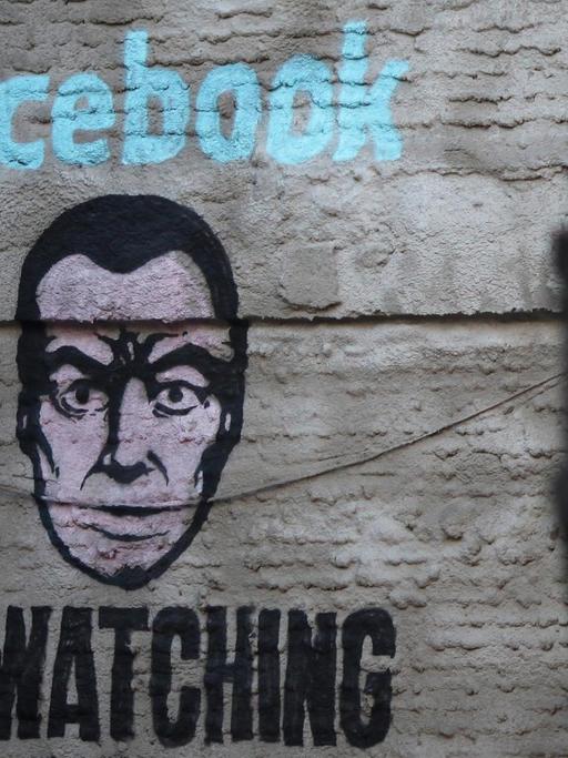 Ein Wandbild an einer Hauswand im Stadtteil Lavapiés von Madrid zeigt ein Gesicht und die Aufschrift "Facebook is watching" in Anspielung auf den von George Orwell in seinem Roman "1984" geschrieben Satz "Big Brother is watching you".