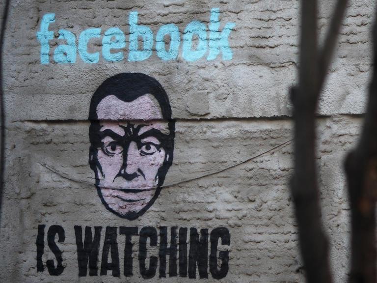 Ein Wandbild an einer Hauswand im Stadtteil Lavapiés von Madrid zeigt ein Gesicht und die Aufschrift "Facebook is watching" in Anspielung auf den von George Orwell in seinem Roman "1984" geschrieben Satz "Big Brother is watching you".