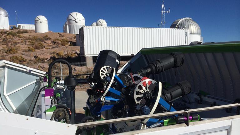 Zwei der kleinen Teleskope des ASAS-SN-Netzes in Chile 