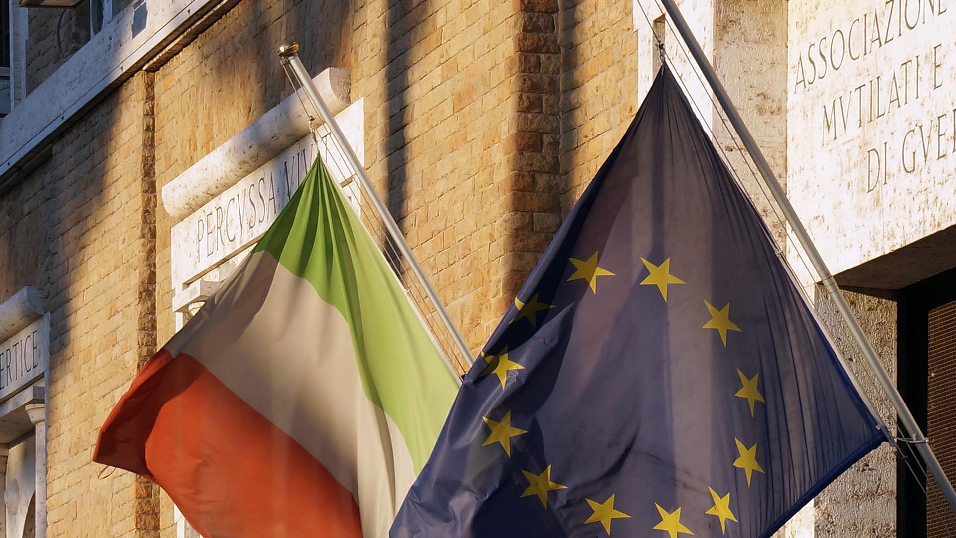 Die Flaggen Italiens und der Europäischen Union (EU) wehen über dem Eingang eines Gebäudes in Rom,