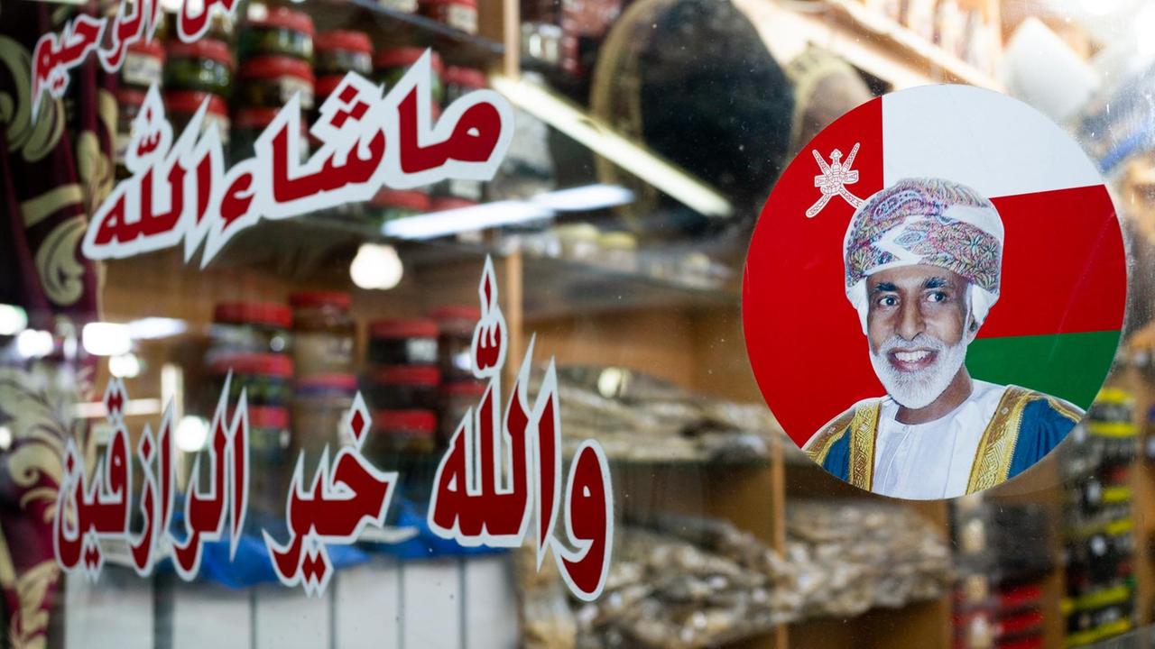 Sultan-Qaboos-Aufkleber auf einem Schaufenster in Salaah.