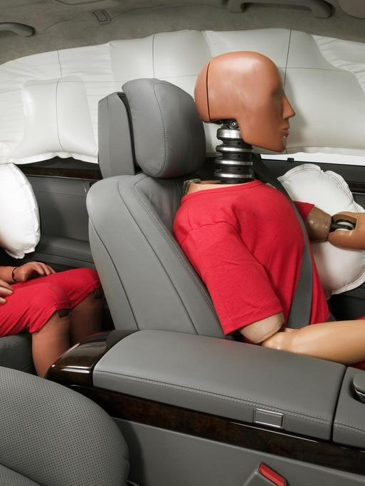 Rundumschutz: Zwei Dummies sitzen in einem Mercedes-Benz der S-Klasse mit Sidebags und Windowbags. (Symbolbild)