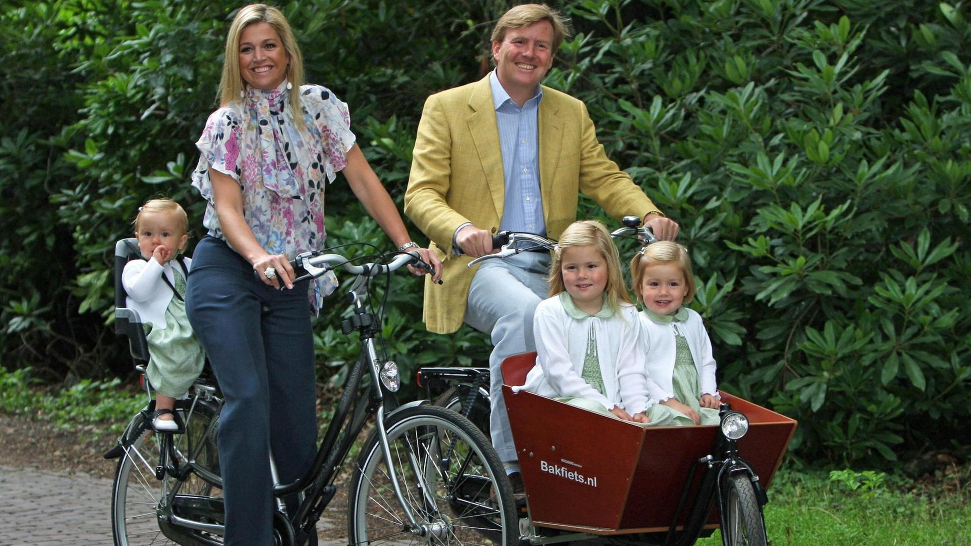 Selbst die niederländische Königsfamilie fuhr Fahrrad, als die Kinder noch kleiner waren - zumindest für den Fototermin.
