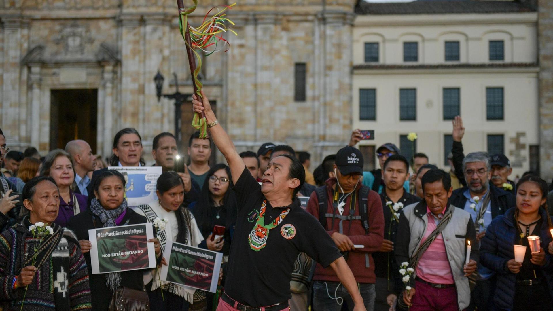 Mitglieder der National Indigenous Organization of Colombia (ONIC) bei einer Trauerfeier in Bogotá für fünf Indigene, die in der Region Cauca ermordet worden sind.