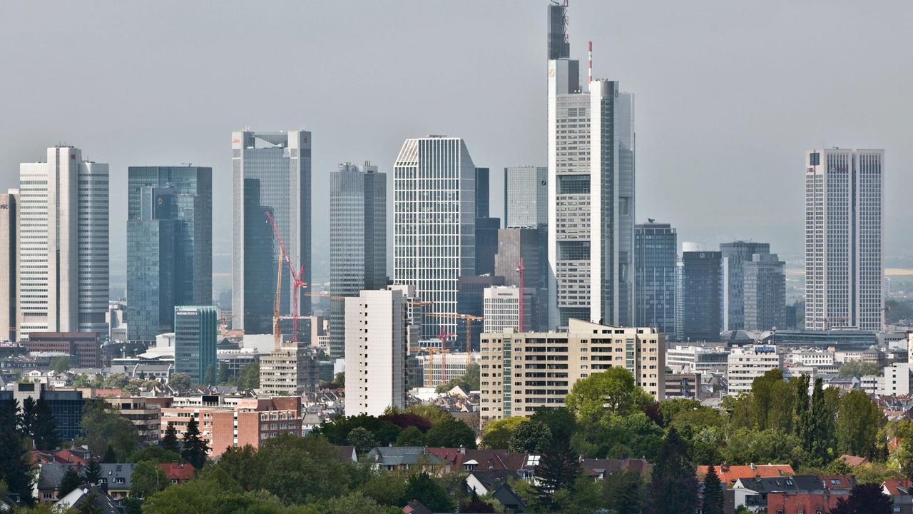 Die Hochhauskulisse der Bankenmetropole Frankfurt am Main ragt hinter dem Stadtteil Sachsenhausen hervor.