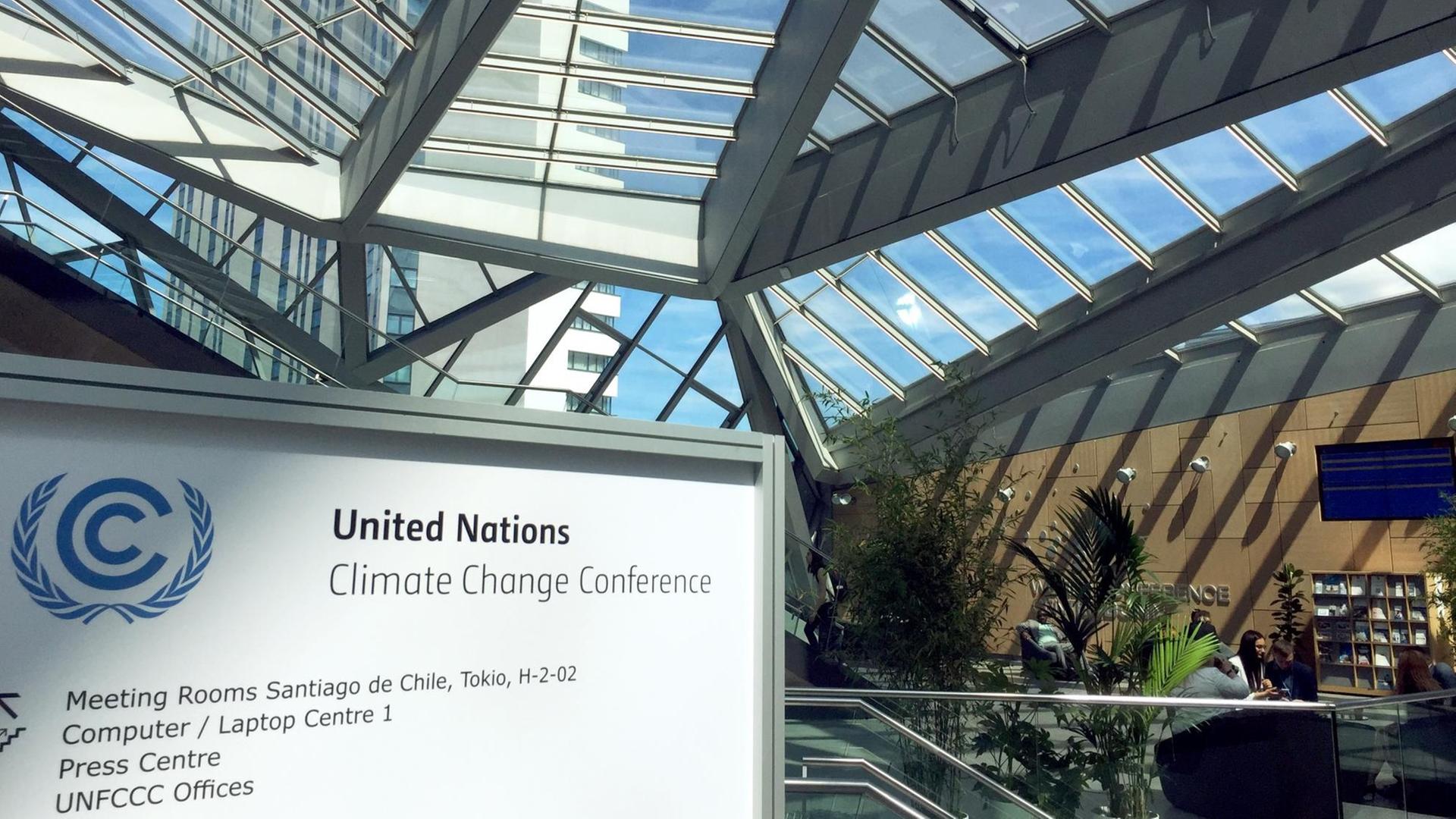 Bonn: Blick in die Veranstaltungshalle der UN-Klimakonferenz. Ein halbes Jahr nach dem Weltklimagipfel in Polen treffen sich 3.000 Experten zu einer zehntägigen UN-Klimakonferenz.