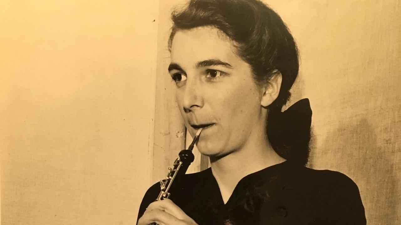 Eine junge Frau setzt die Oboe an, um zu spielen.