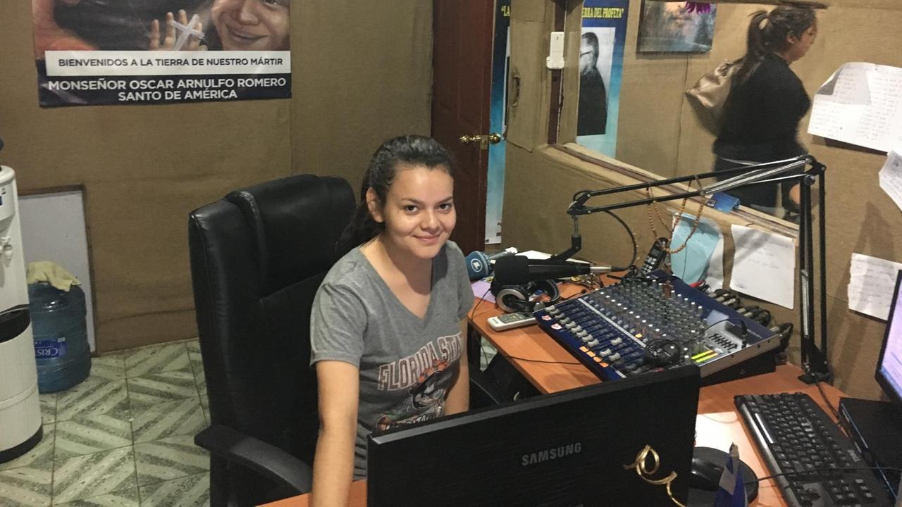 Junge Radiofrau in Ciudad Barrios: Moderatorin Gabriela ist bekennender Romero-Fan.