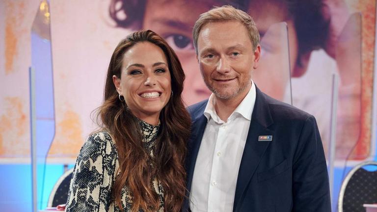 Christian Lindner und Franca Lehfeldt stehen beim 25. RTL Spendenmarathon in einem TV-Studio