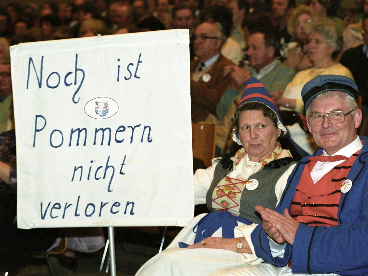 Revanchistischen Forderungen in der Berliner Deutschlandhalle am 4. April 1992: Mit Kritik wurden die mit Polen und der CSFR geschlossenen Verträge bedacht und die Entschädigung der in der Ex-DDR lebenden Vertriebenen gefordert. 