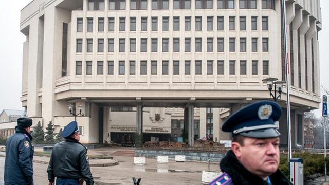 Polizisten vor dem Parlamentsgebäude in Simferopol auf der Krim.