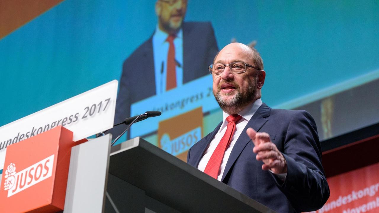 Der SPD-Vorsitzende Martin Schulz spricht auf dem Juso-Bundeskongress im E-Werk in Saarbrücken.