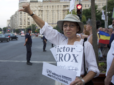 Ein Frau demonstriert in Bukarest gegen die sozialliberale Union von Victor Ponta