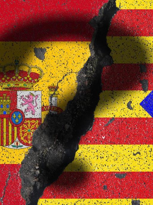 Flaggen von Katalonien und Spanien mit tiefem Graben und Schatten eines Fragezeichen