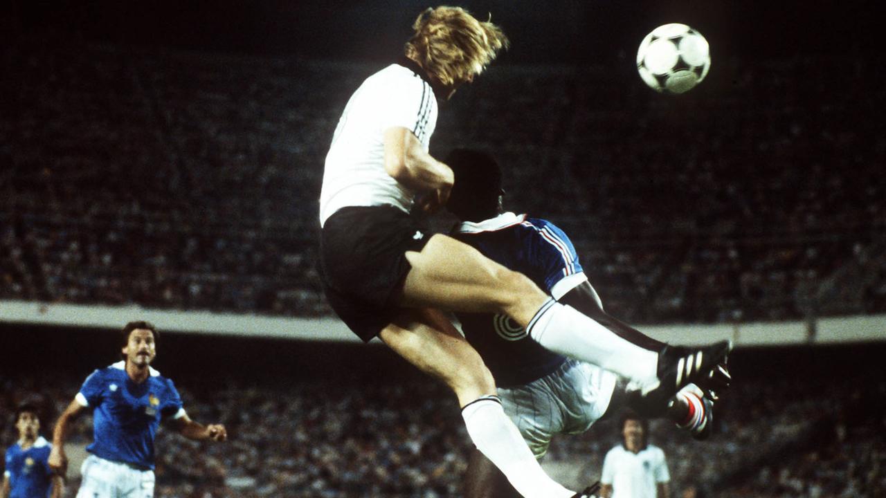 Ungeheuer kopfballstark war der deutsche Stürmer Horst Hrubesch, hier in der Luft beim WM-Halbfinale gegen Frankreich 1982.