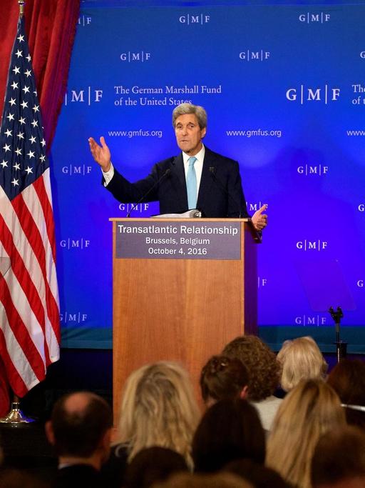 US-Außenminister John Kerry spricht auf der Afghanistan-Geber-Konferenz in Brüssel.
