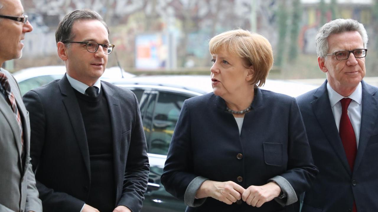 Angela Merkel, Heiko Maas und Thomas de Maizière informierten sich bei BKA-Chef Holger Münch über den aktuellen Stand der Ermittlungen.